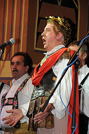 Der Triumphator präsentiert das aktuelle Löwenbräu Starkbier gleichen Namens (Foto: Ingrid Grossmann)